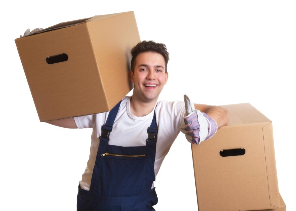 Freundlicher Mitarbeiter eines Entrümpelungsunternehmens in Heinsberg trägt Umzugskartons bei einer professionellen Haushaltsauflösung und Wohnungsräumung