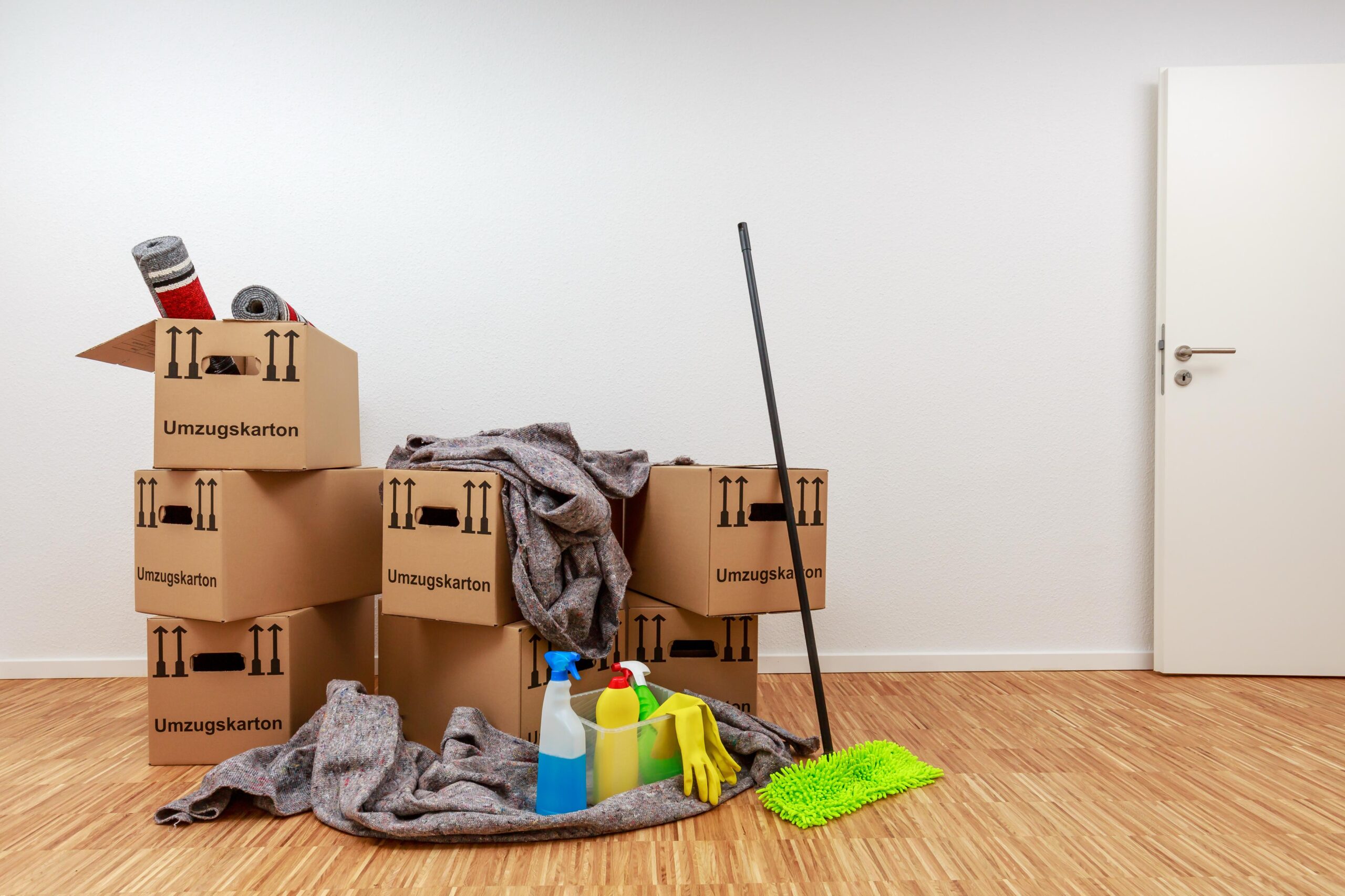 Wohnungsauflösung in Heinsberg mit Umzugskartons, Reinigungsmitteln und Mop zur besenreinen Übergabe der Wohnung